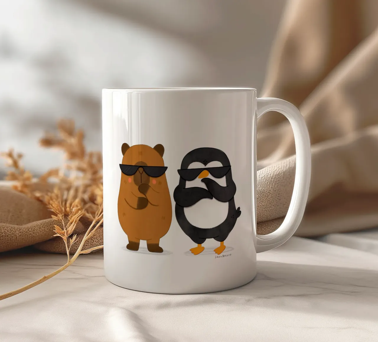Capibara e pinguino - Best Bros tazza in ceramica da julianamotzko