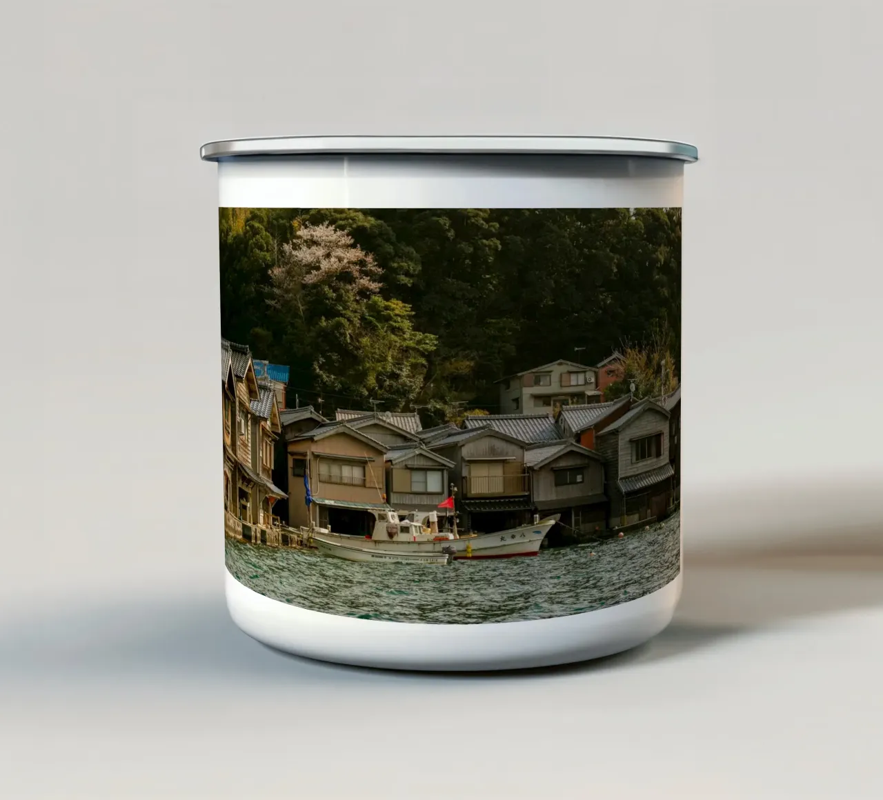Villaggio di pescatori giapponesi, Ine Funaya tazza in smalto da Marcel Bisig