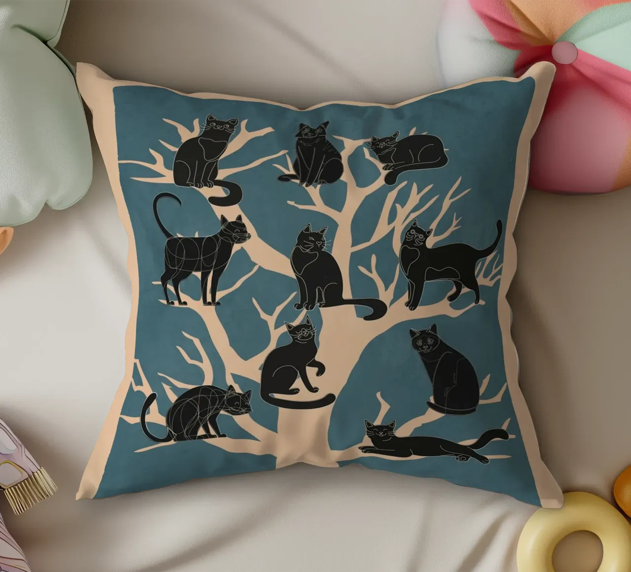Black Cats in a Tree cuscino da Nadjaa
