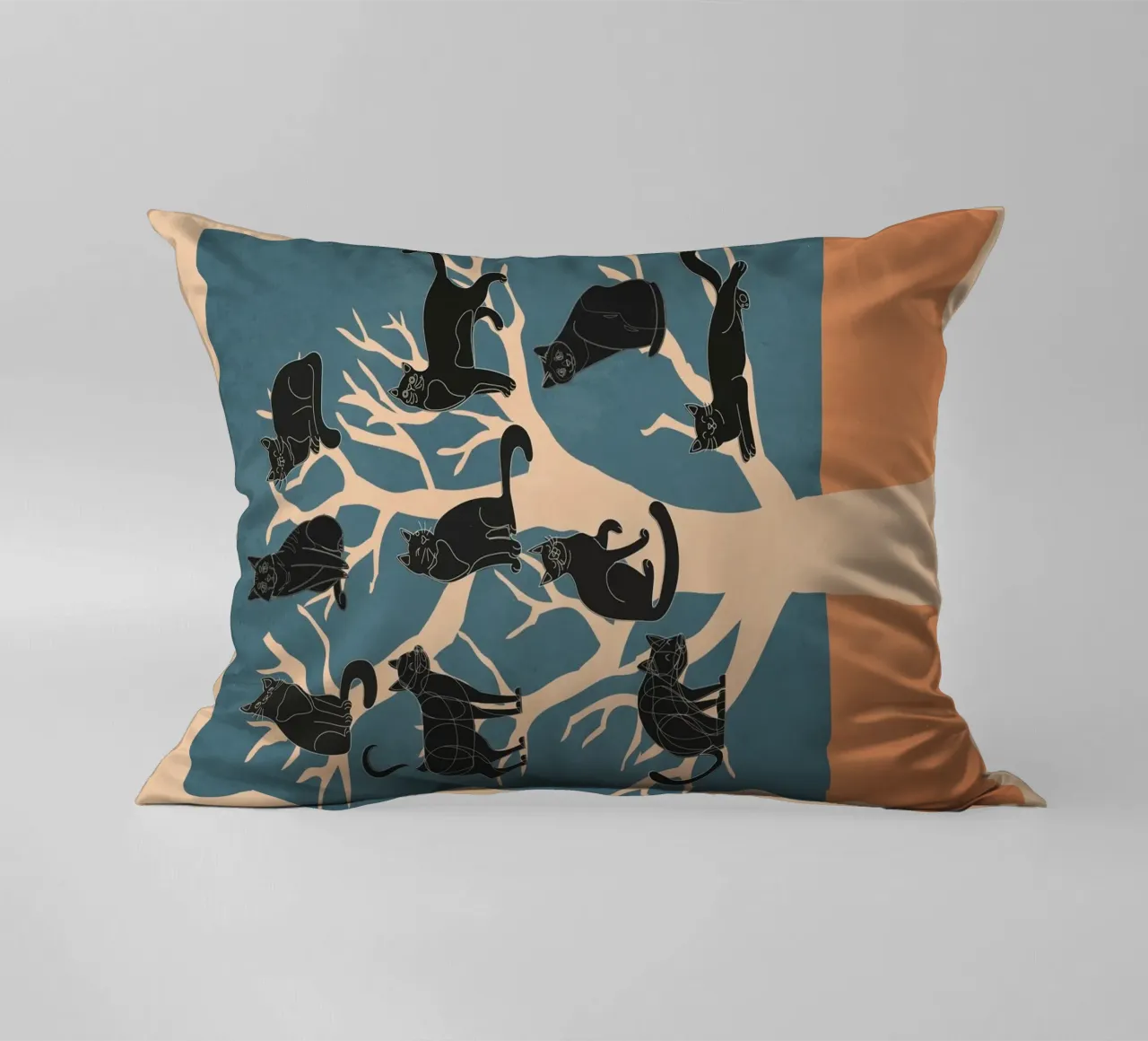 Black Cats in a Tree cuscino da Nadjaa