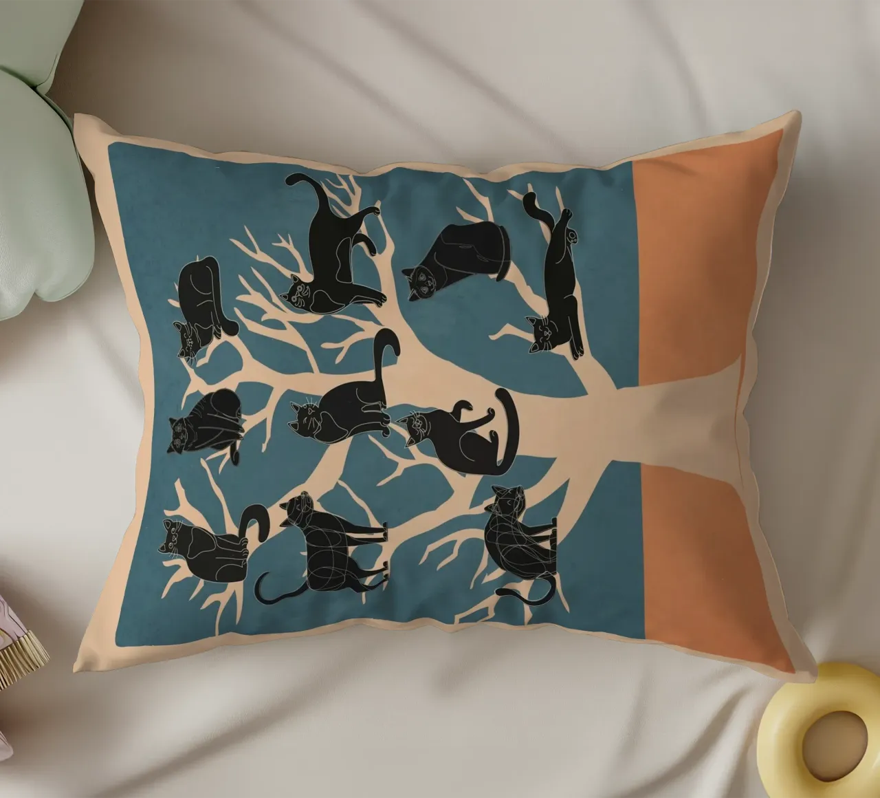 Black Cats in a Tree cuscino da Nadjaa