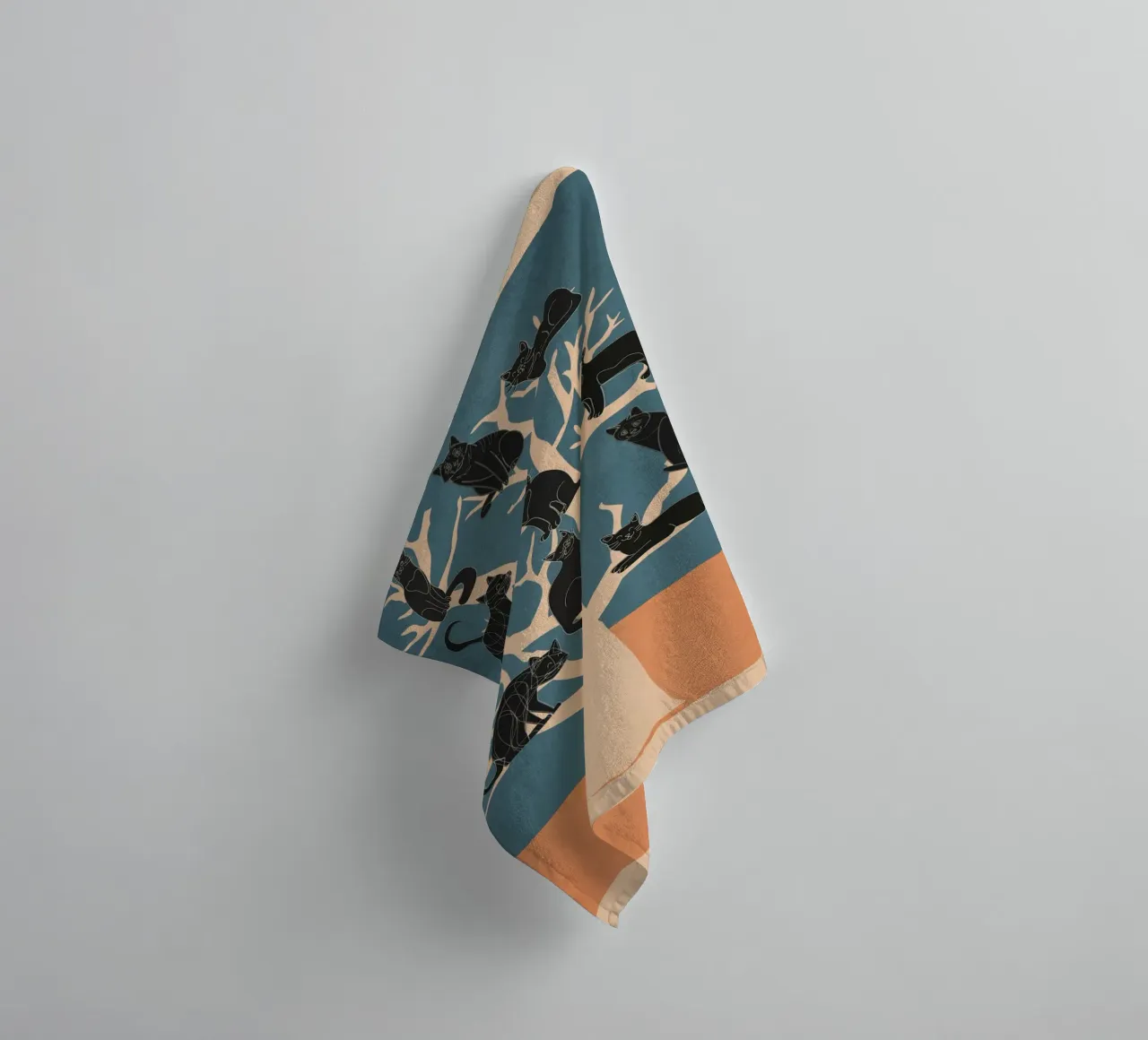 Black Cats in a Tree asciugamano da bagno da Nadjaa