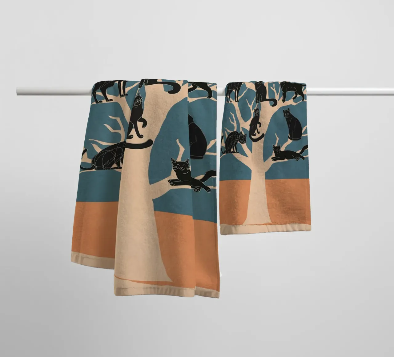 Black Cats in a Tree asciugamano da bagno da Nadjaa