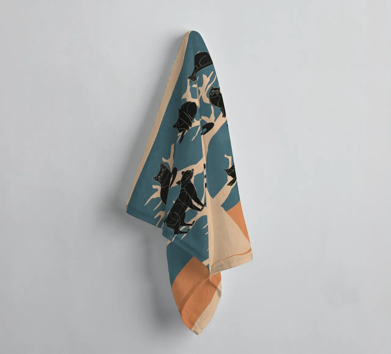 Black Cats in a Tree asciugamano da bagno da Nadjaa