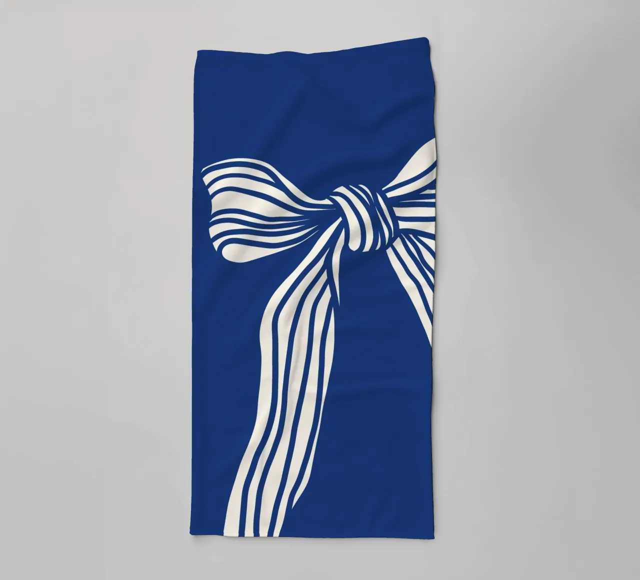 White Bow on Blue asciugamano da bagno da TijanaArtStudio88