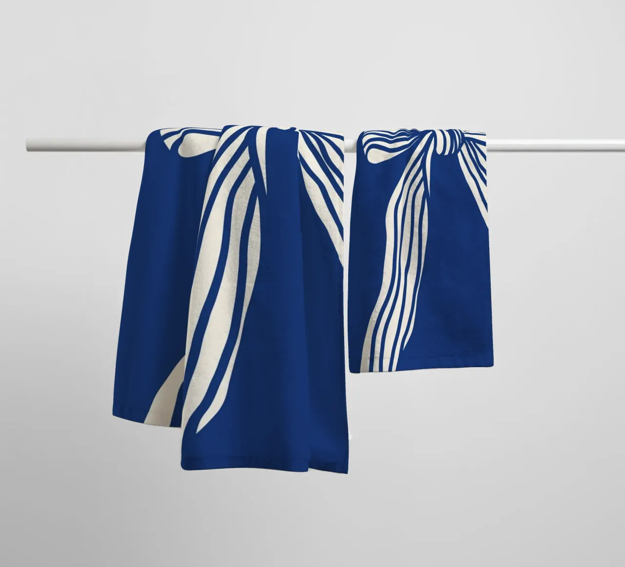White Bow on Blue asciugamano da bagno da TijanaArtStudio88