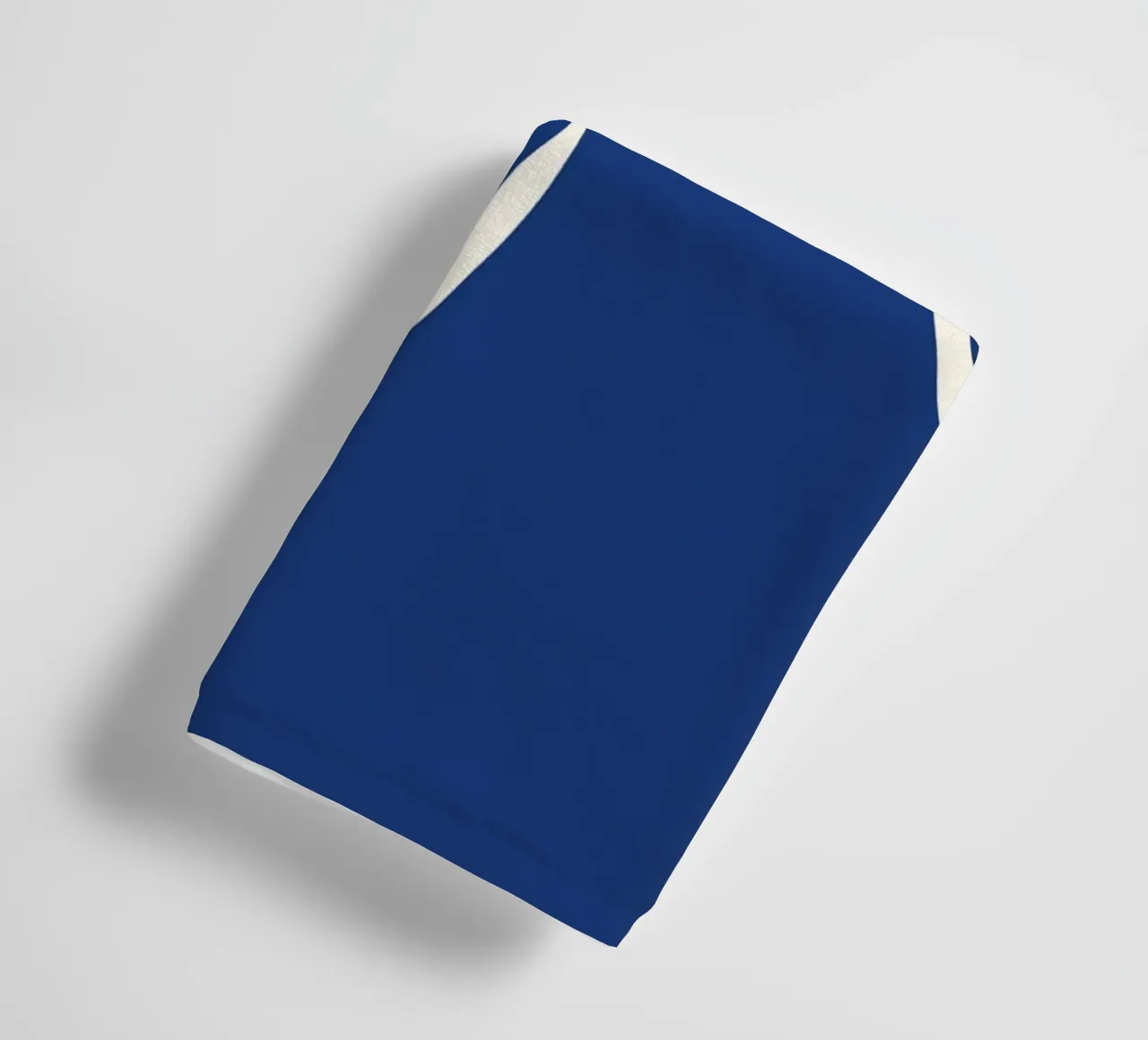 White Bow on Blue asciugamano da bagno da TijanaArtStudio88