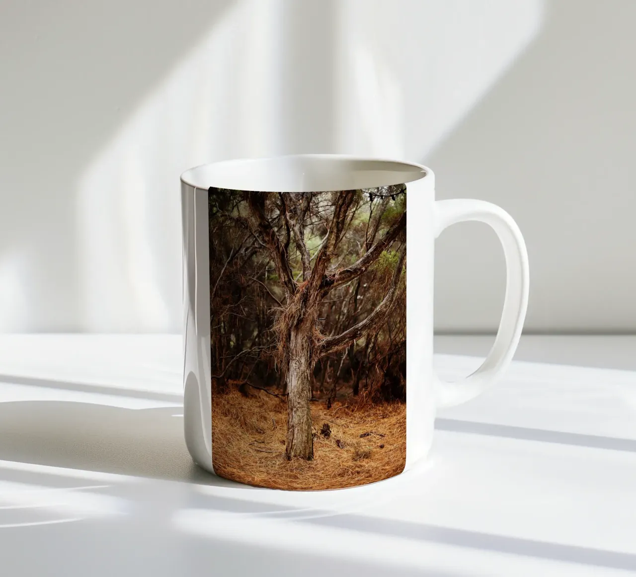 Albero a Rotorua, Nuova Zelanda tazza in ceramica da Simon Koy