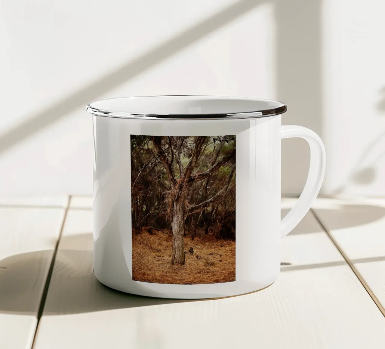 Albero a Rotorua, Nuova Zelanda tazza in smalto da Simon Koy
