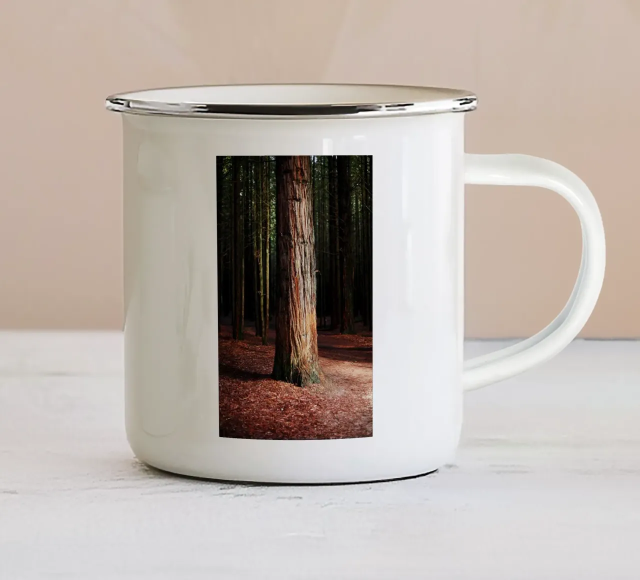 Albero a Rotorua, Nuova Zelanda tazza in smalto da Simon Koy