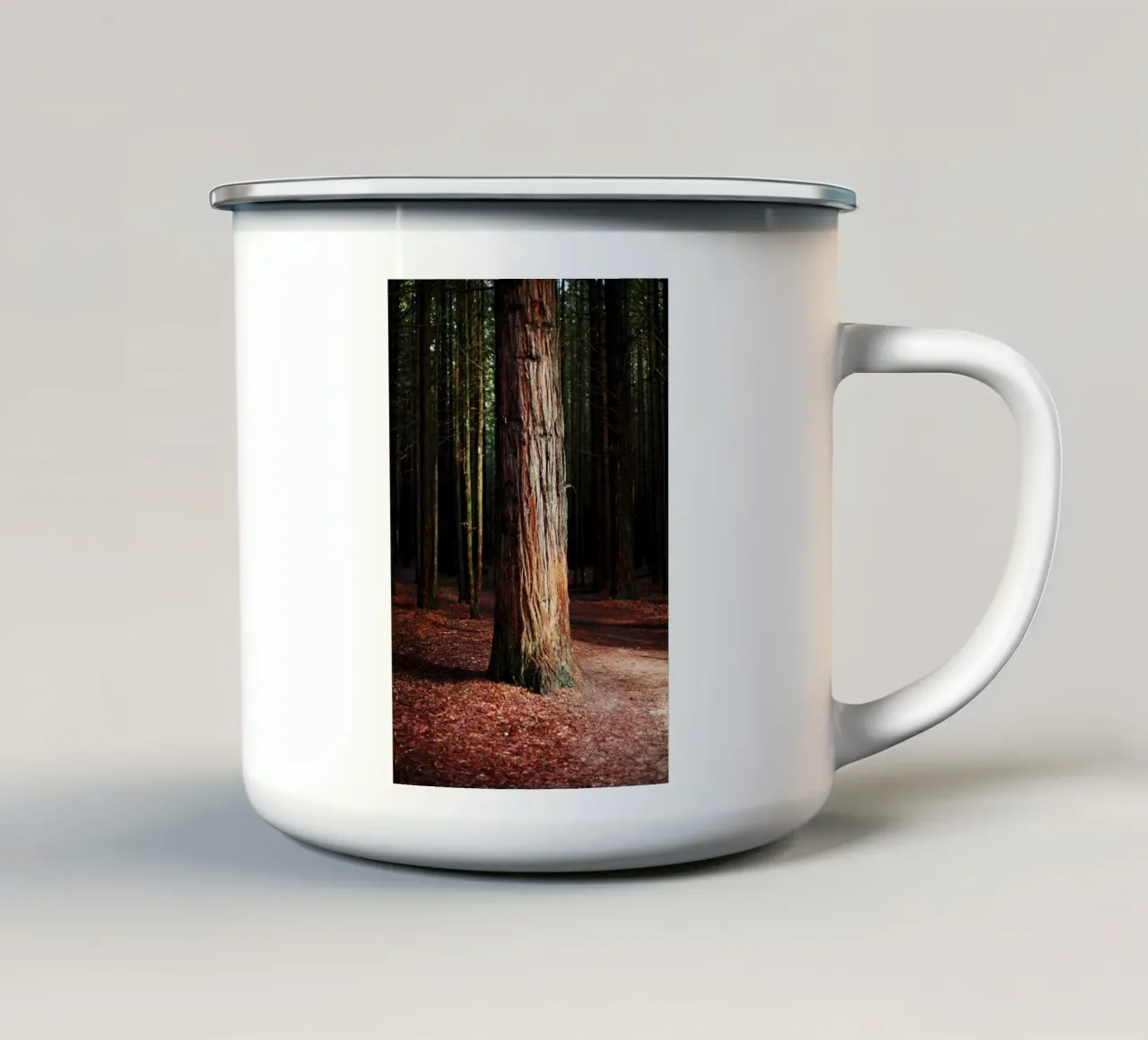 Albero a Rotorua, Nuova Zelanda tazza in smalto da Simon Koy