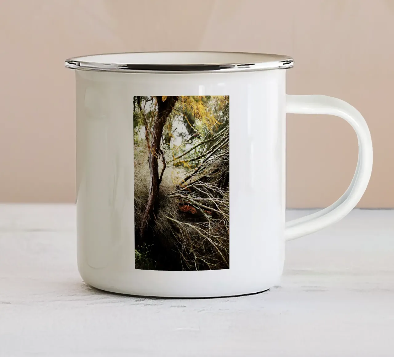 Albero a Rotorua, Nuova Zelanda tazza in smalto da Simon Koy