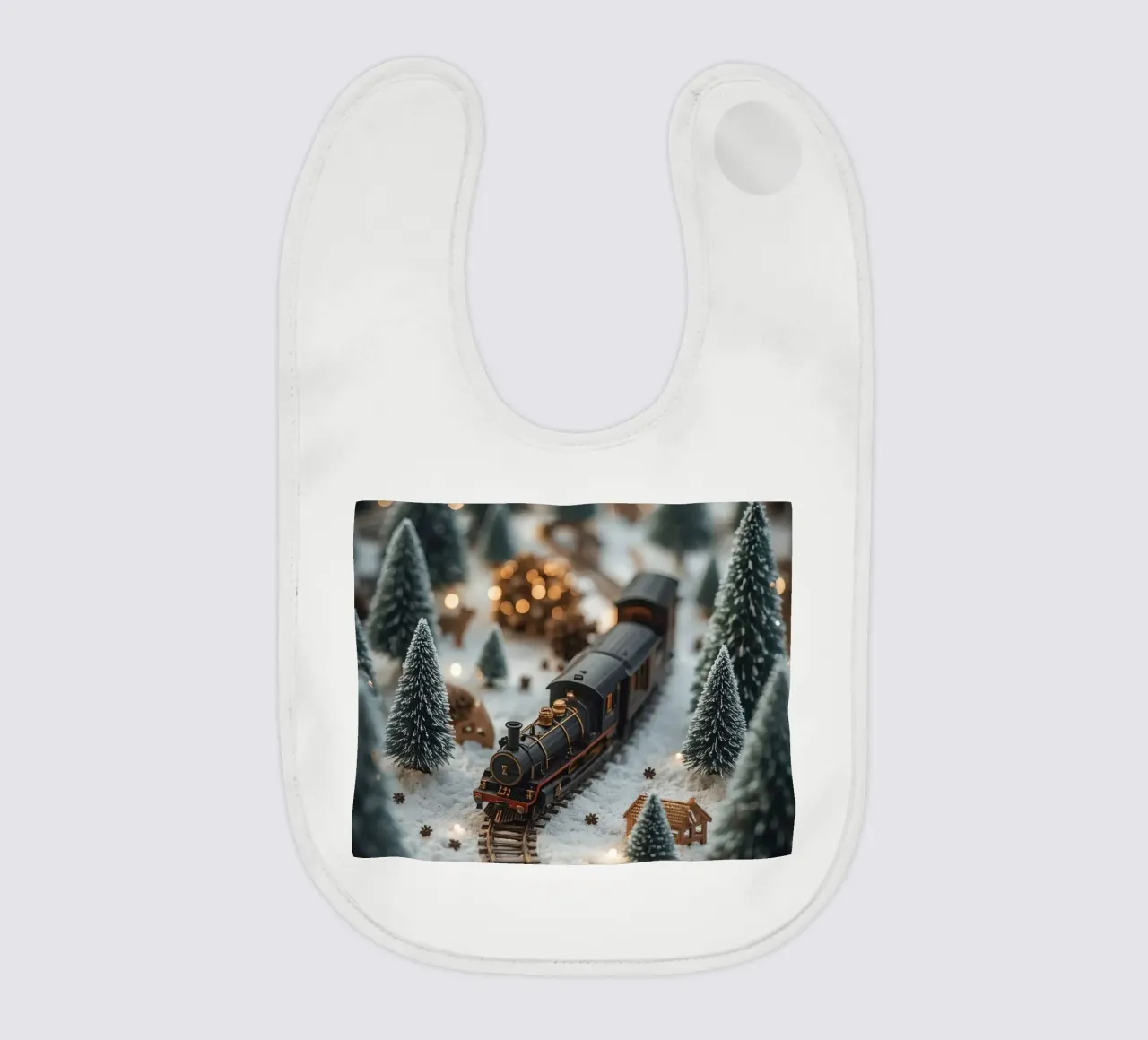 Treno in miniatura in un paesaggio innevato con alberi e luci bavaglino da DesignDoodle