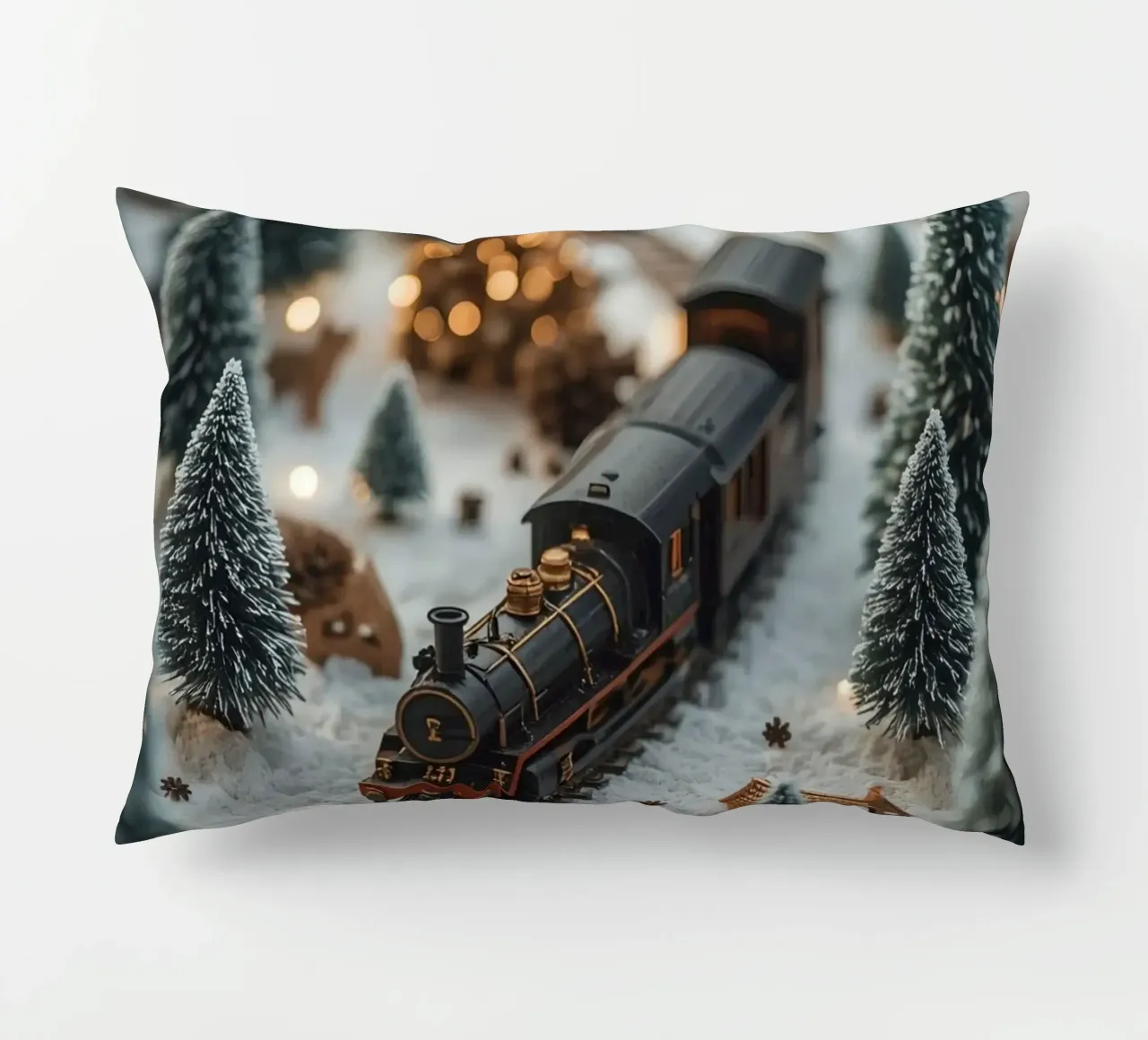 Treno in miniatura in un paesaggio innevato con alberi e luci cuscino da DesignDoodle