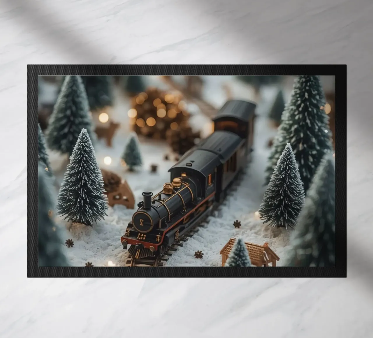 Treno in miniatura in un paesaggio innevato con alberi e luci zerbino da DesignDoodle