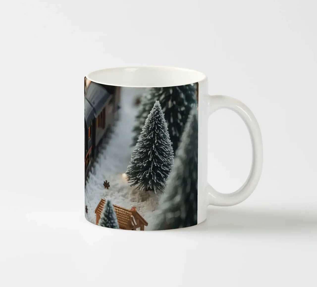 Treno in miniatura in un paesaggio innevato con alberi e luci tazza in ceramica da DesignDoodle