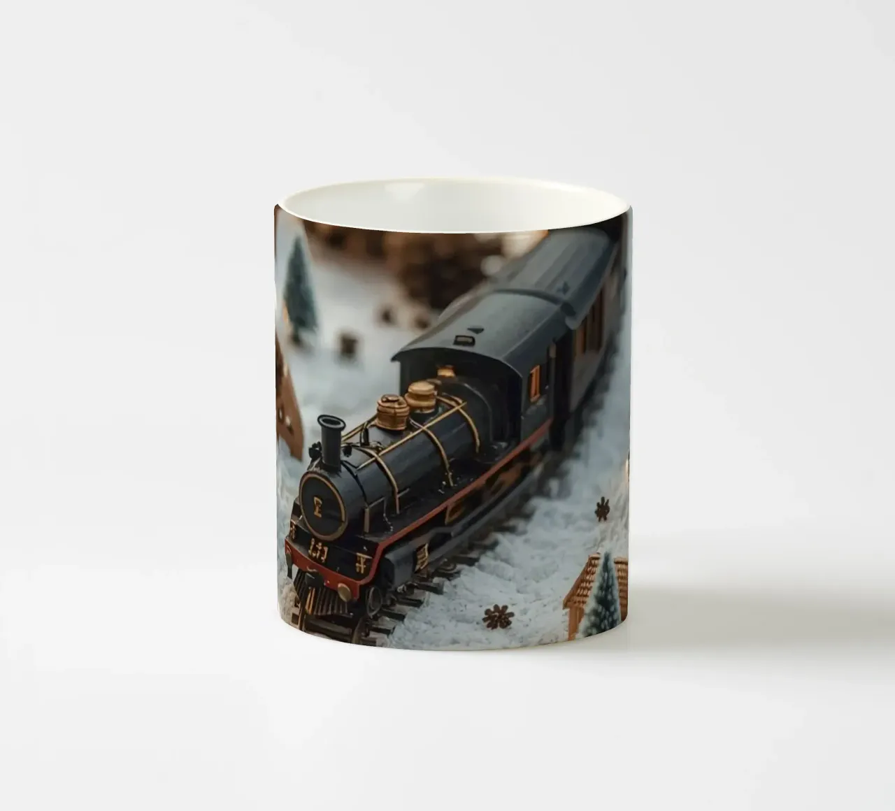 Treno in miniatura in un paesaggio innevato con alberi e luci tazza in ceramica da DesignDoodle