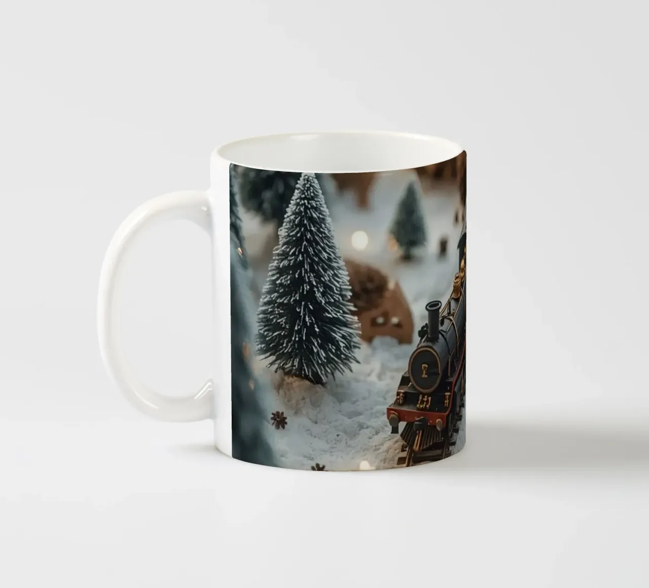Treno in miniatura in un paesaggio innevato con alberi e luci tazza in ceramica da DesignDoodle
