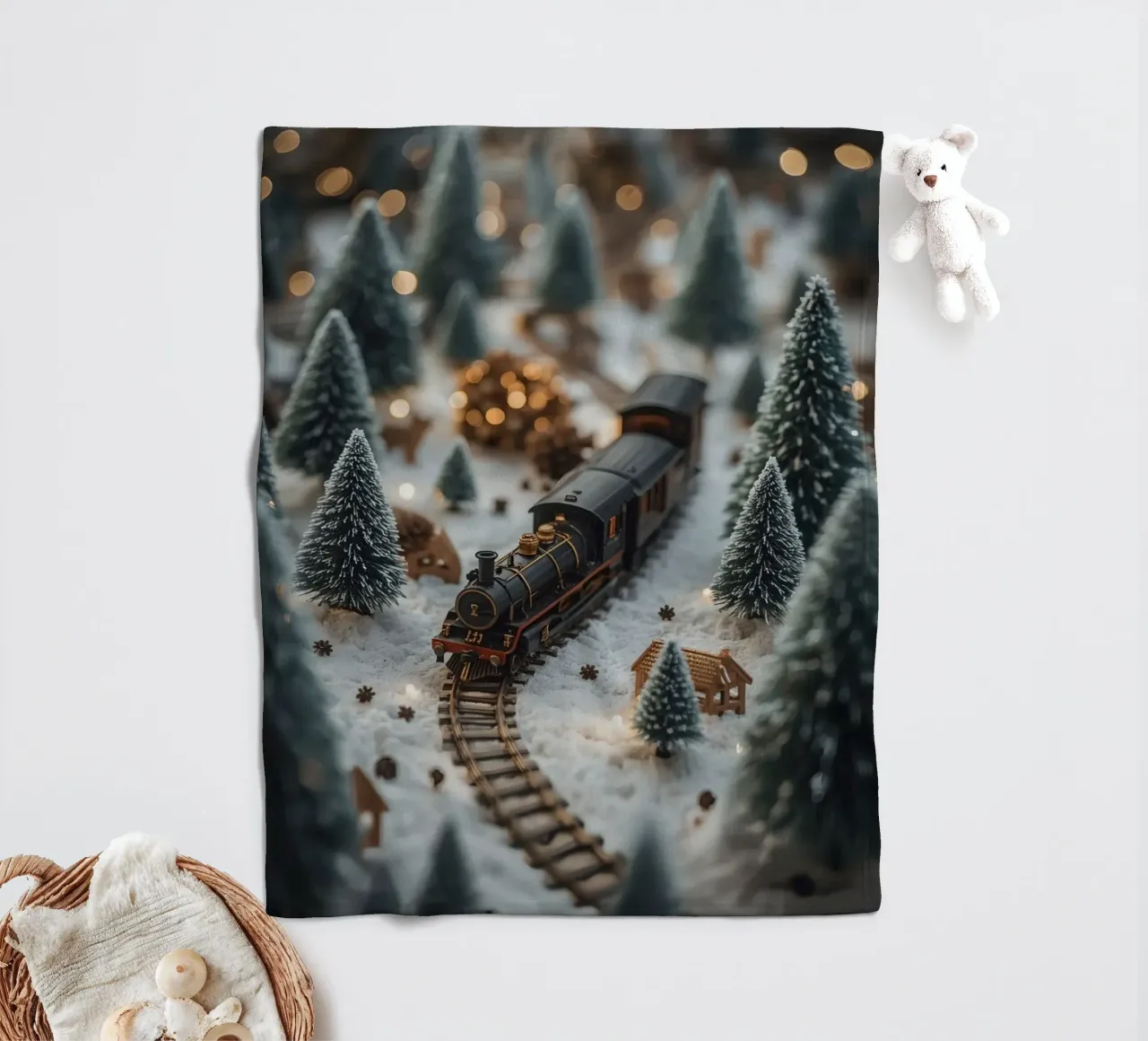Treno in miniatura in un paesaggio innevato con alberi e luci coperta in pile da DesignDoodle
