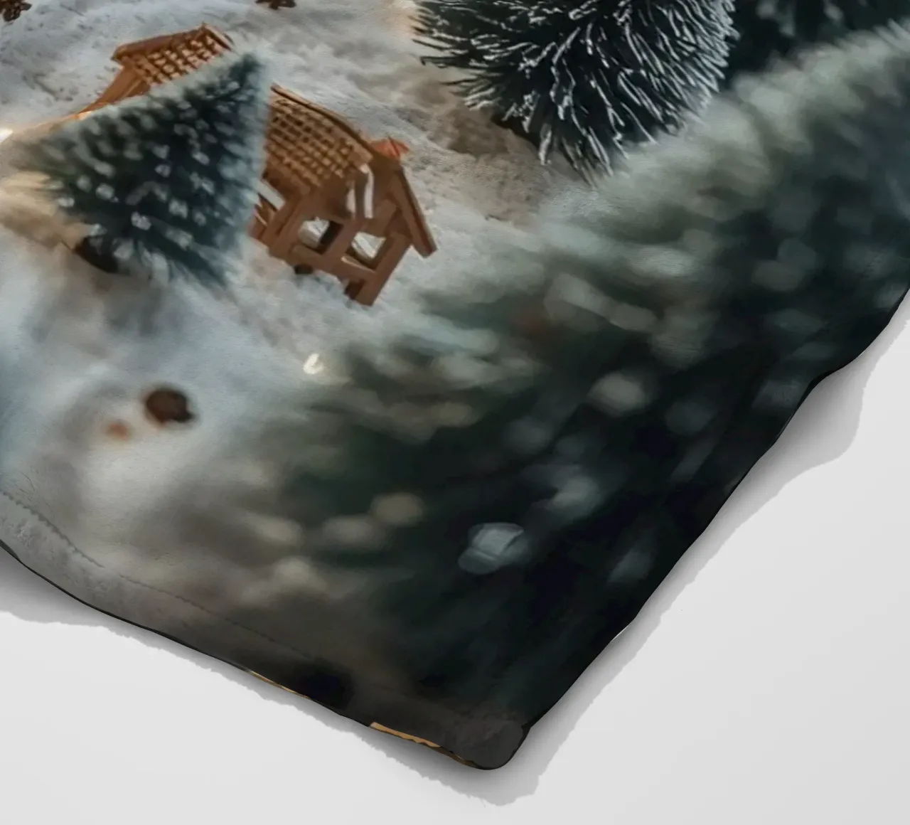 Treno in miniatura in un paesaggio innevato con alberi e luci coperta in pile da DesignDoodle
