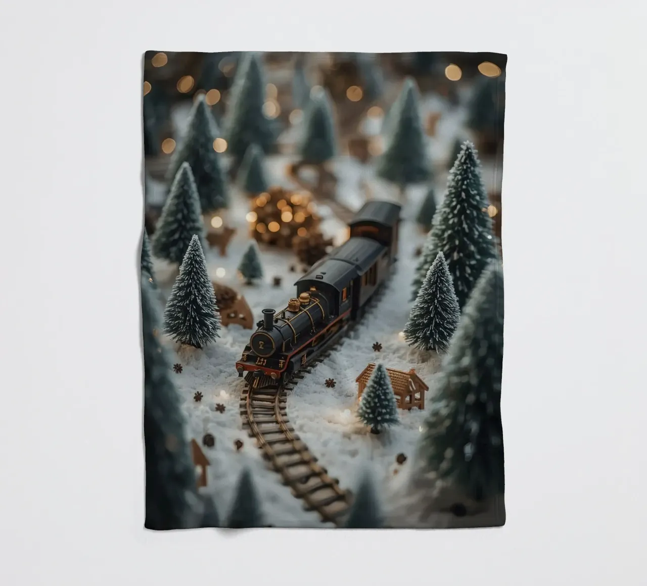Treno in miniatura in un paesaggio innevato con alberi e luci coperta in pile da DesignDoodle