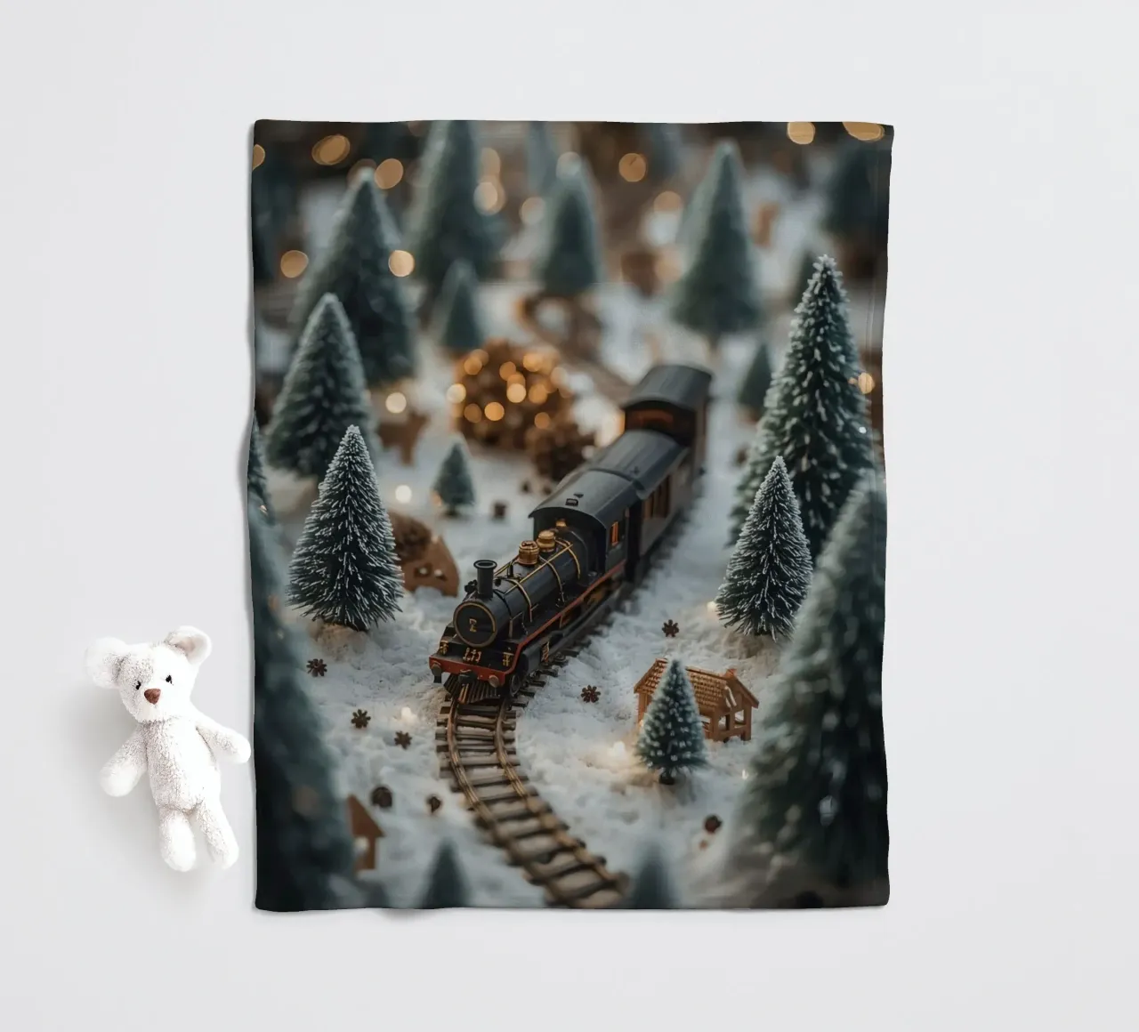 Treno in miniatura in un paesaggio innevato con alberi e luci coperta in pile da DesignDoodle