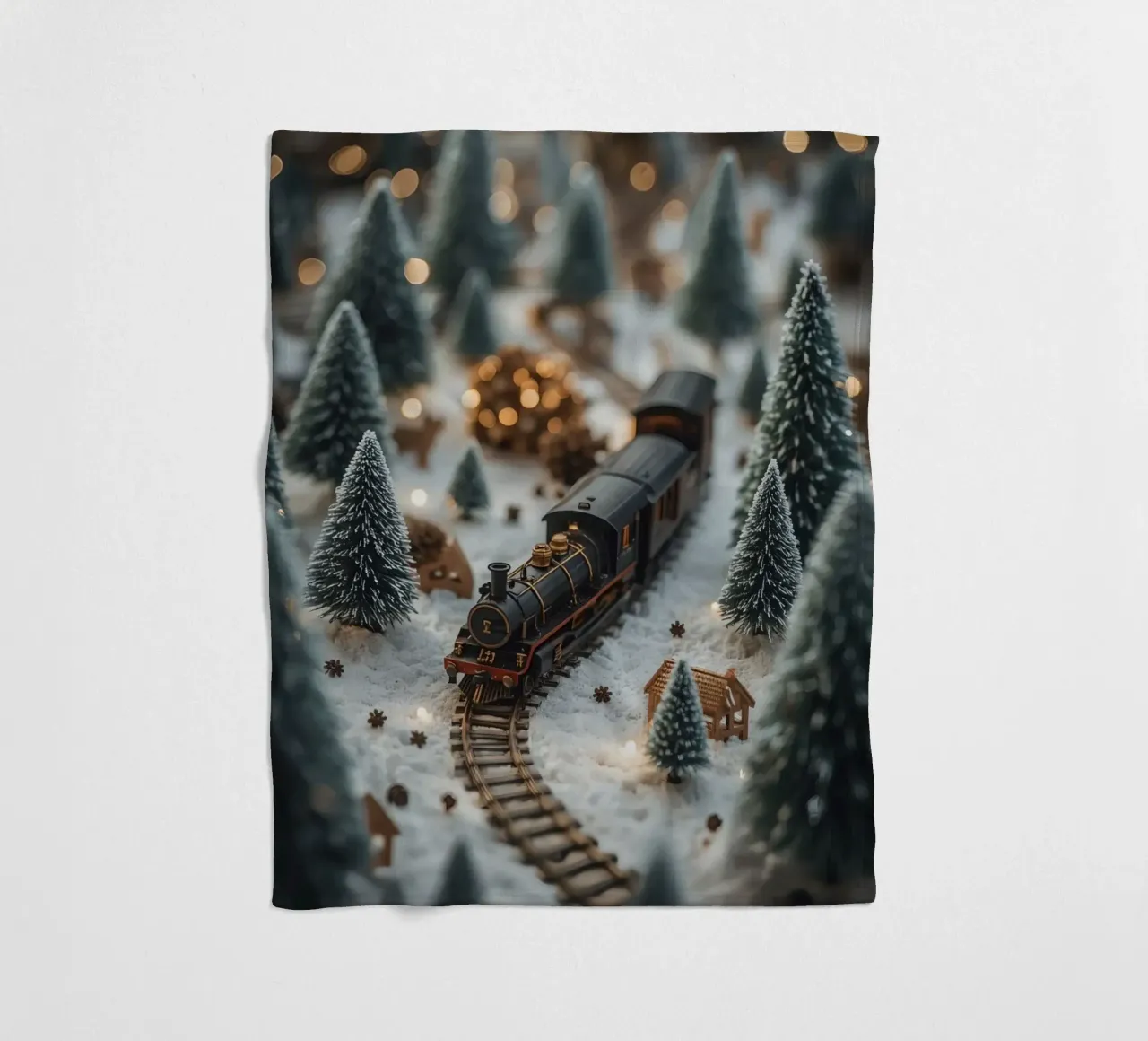 Treno in miniatura in un paesaggio innevato con alberi e luci coperta in pile da DesignDoodle