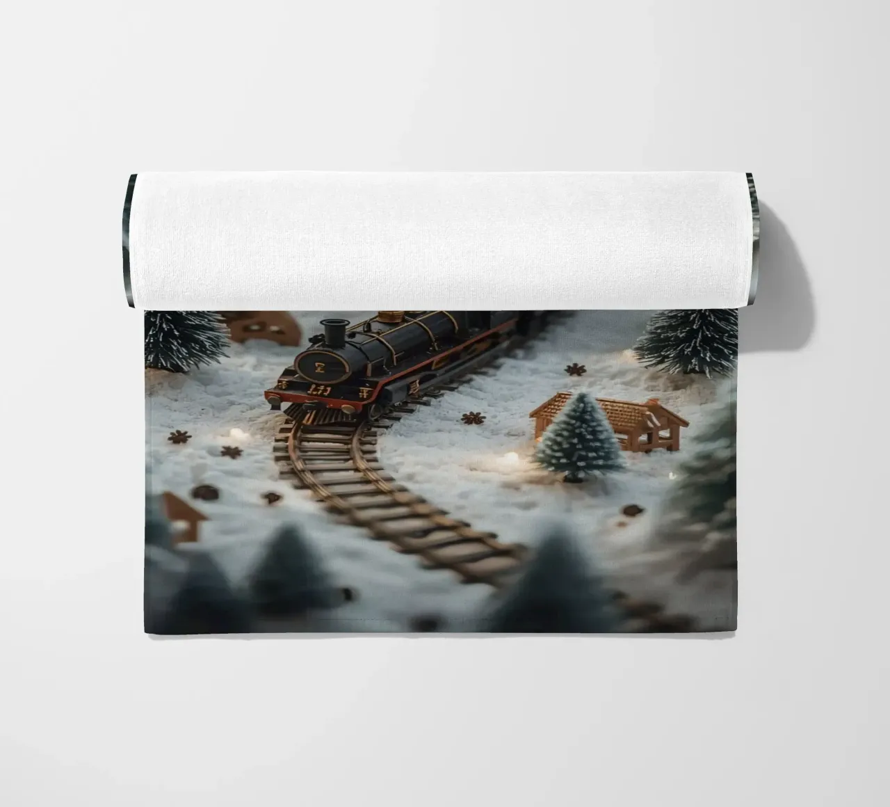 Treno in miniatura in un paesaggio innevato con alberi e luci telo mare da DesignDoodle