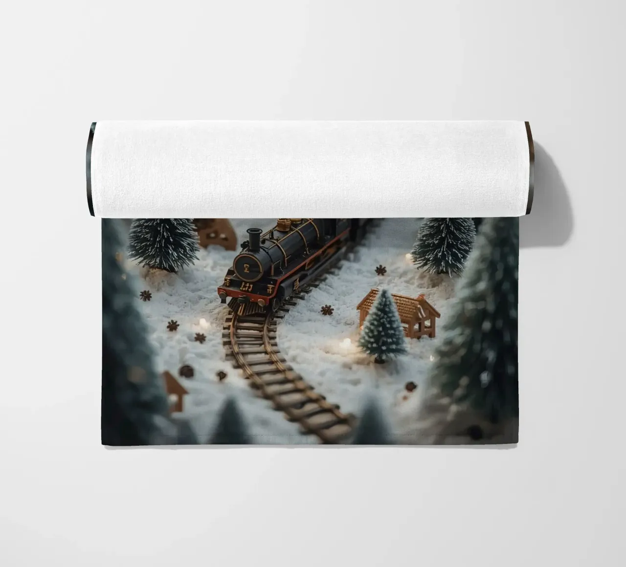 Treno in miniatura in un paesaggio innevato con alberi e luci telo mare da DesignDoodle