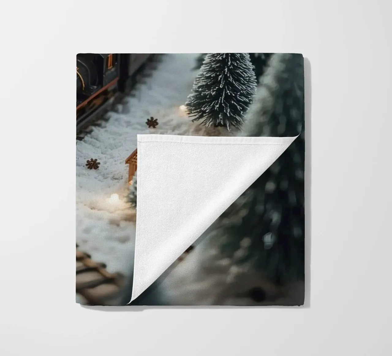 Treno in miniatura in un paesaggio innevato con alberi e luci telo mare da DesignDoodle