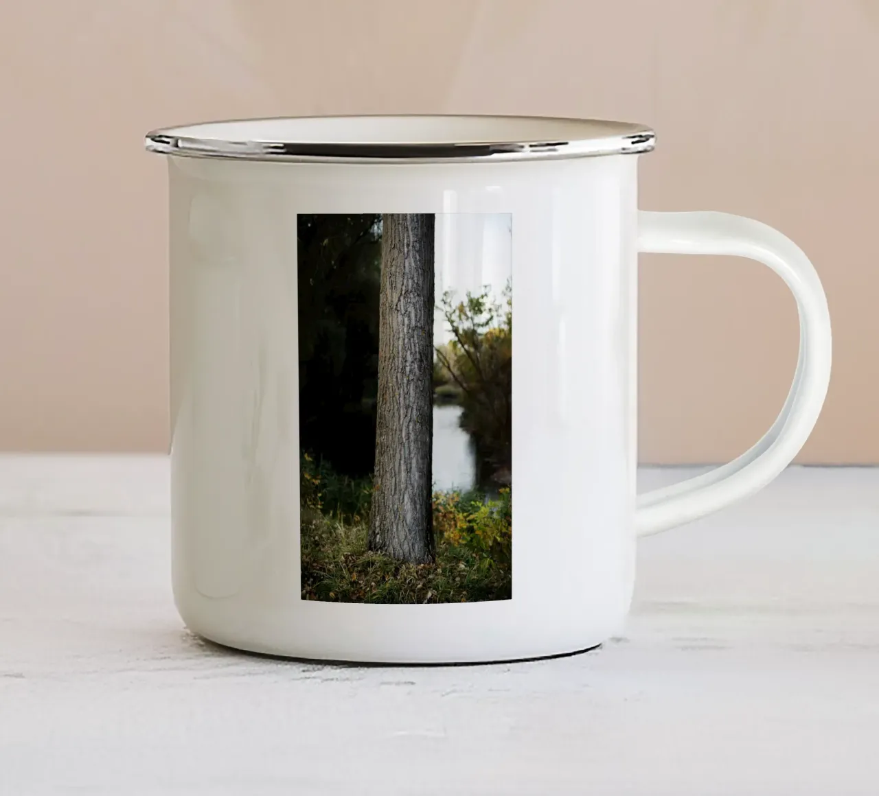 Dettaglio albero in Slovacchia tazza in smalto da Simon Koy