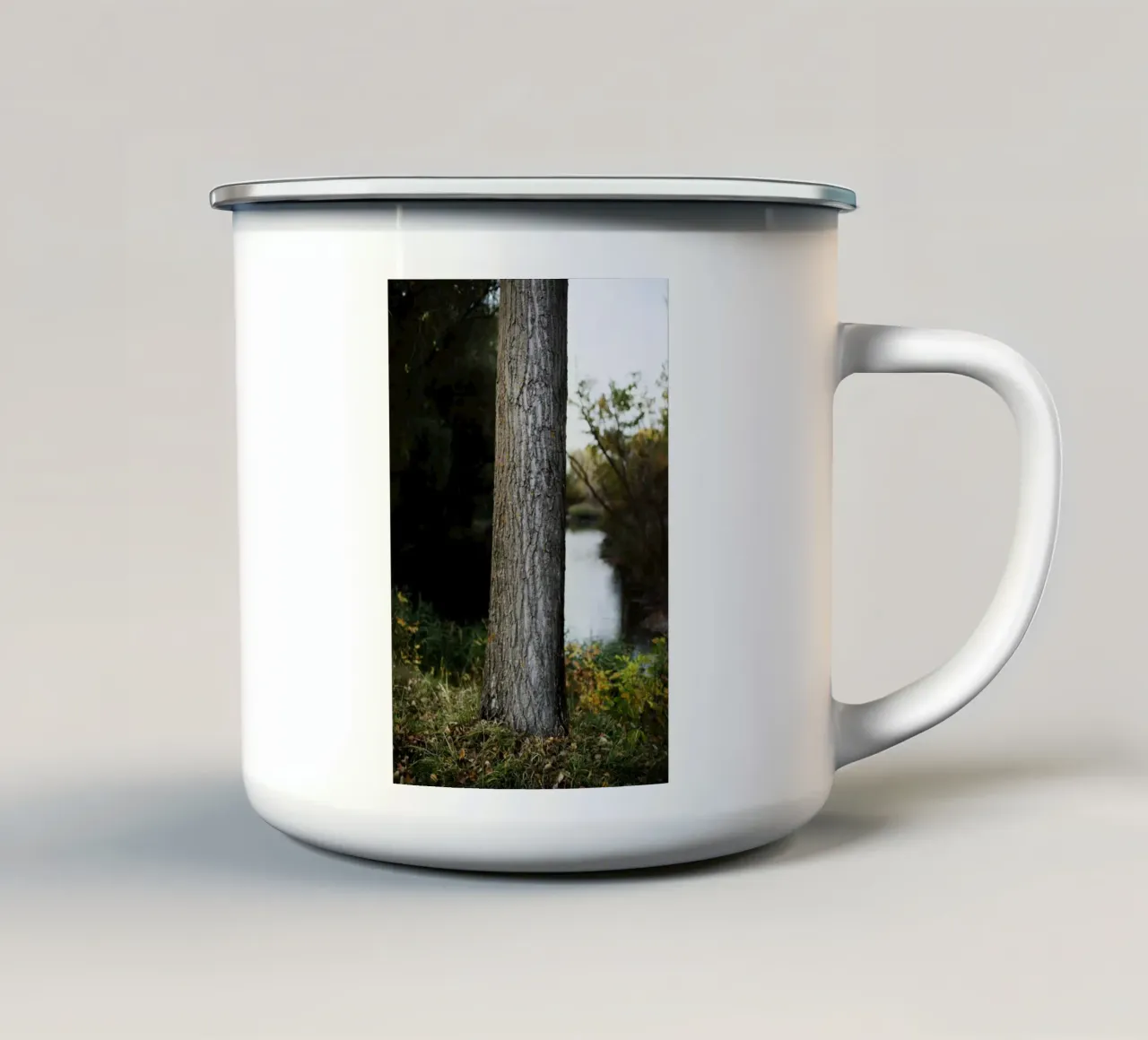Dettaglio albero in Slovacchia tazza in smalto da Simon Koy