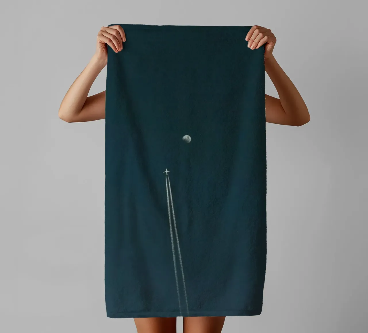 plane with moon asciugamano da bagno da Fost