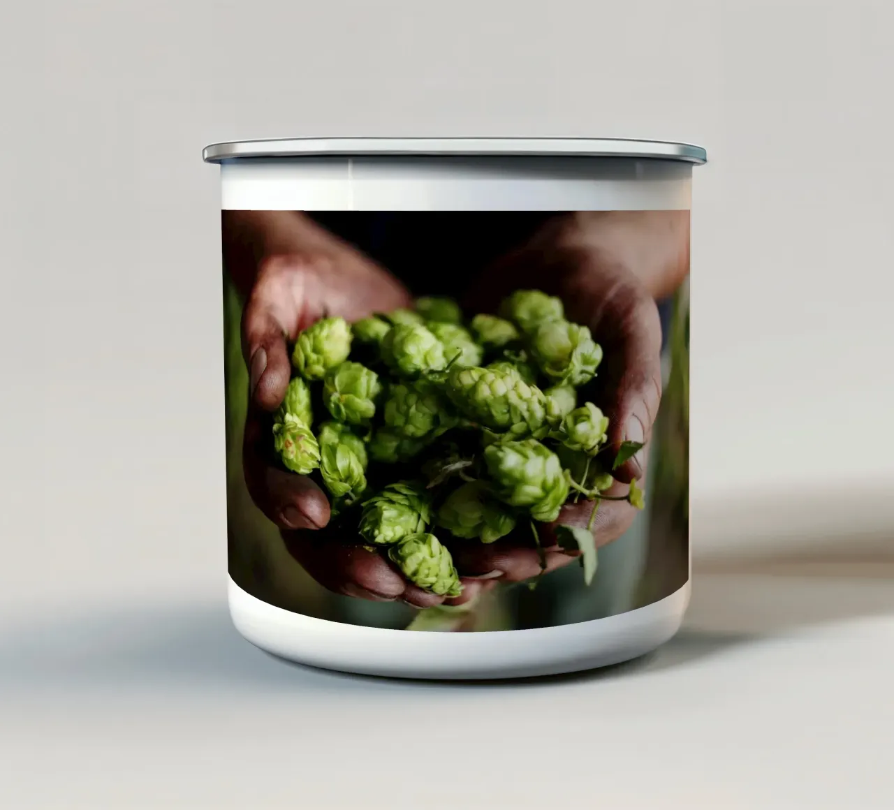 Luppolo in mano, Baviera tazza in smalto da Simon Koy