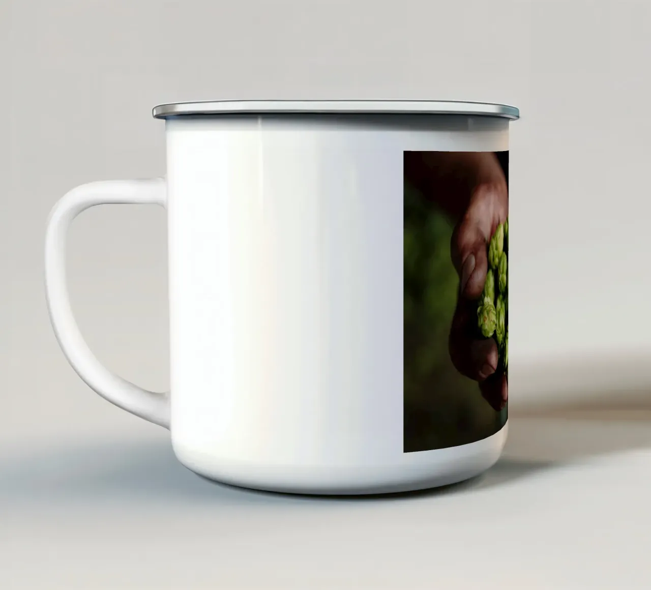 Luppolo in mano, Baviera tazza in smalto da Simon Koy