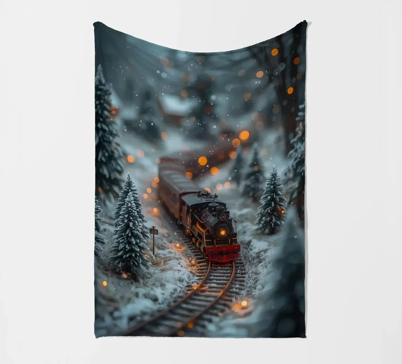 Train à vapeur miniature dans une forêt d'hiver avec des lumières bokeh plaid polaire de DesignDoodle