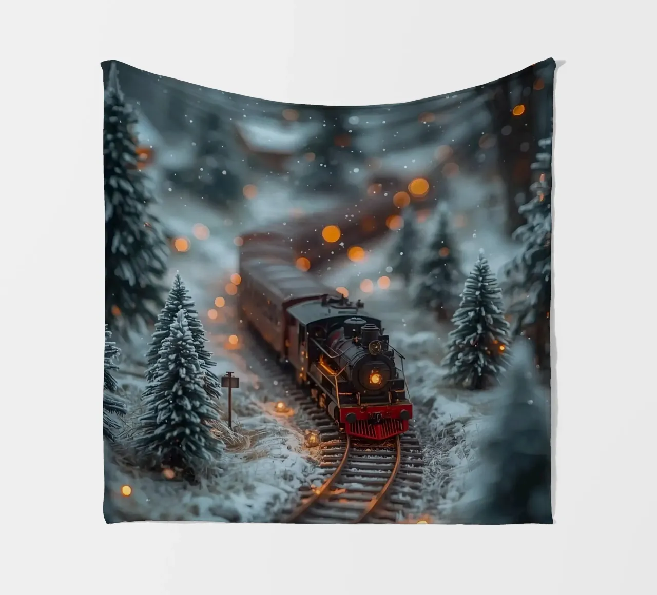 Train à vapeur miniature dans une forêt d'hiver avec des lumières bokeh plaid polaire de DesignDoodle