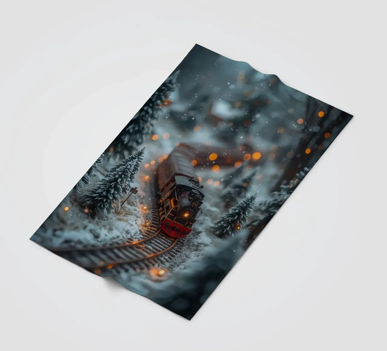 Train à vapeur miniature dans une forêt d'hiver avec des lumières bokeh plaid polaire de DesignDoodle