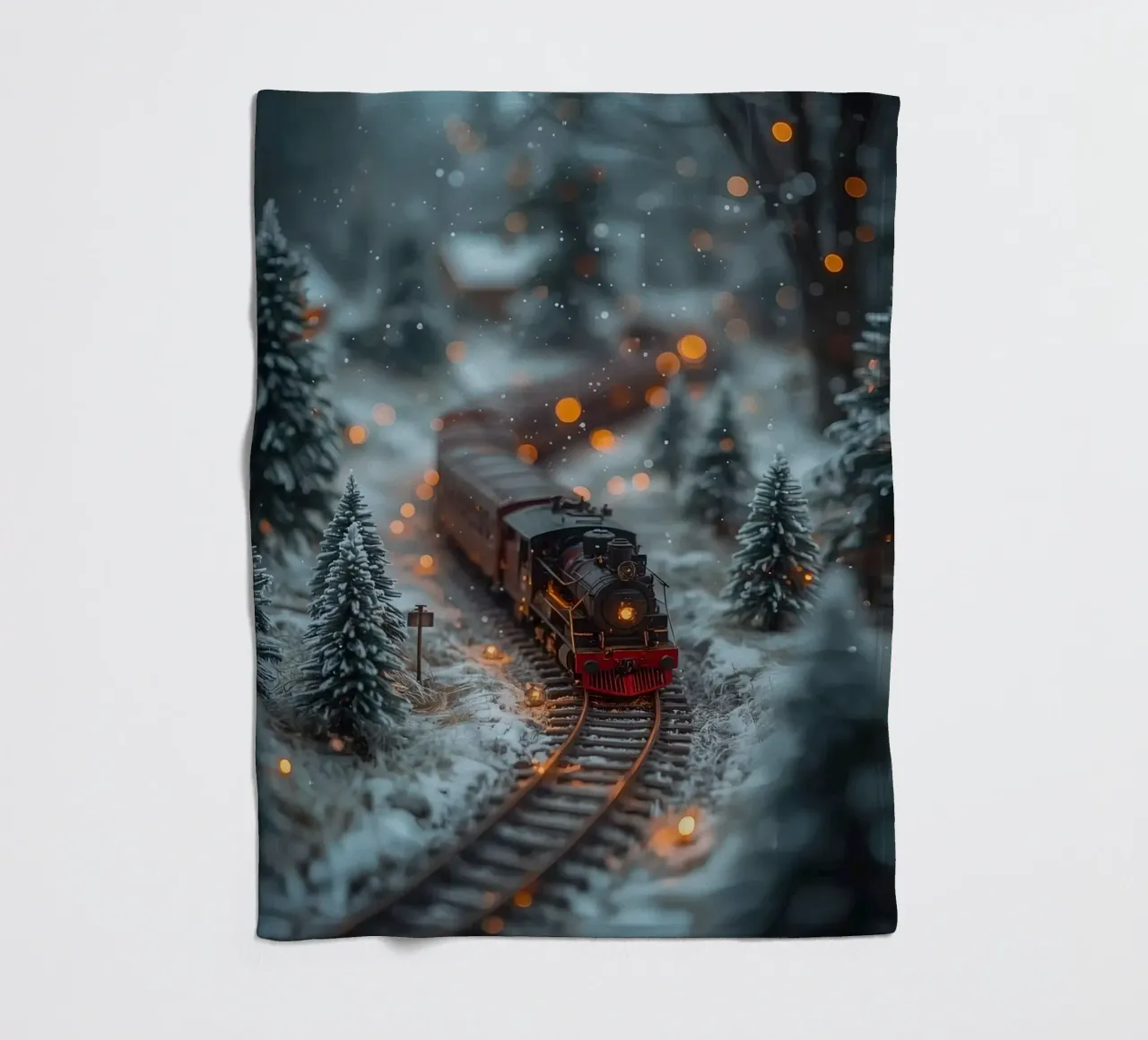 Train à vapeur miniature dans une forêt d'hiver avec des lumières bokeh plaid polaire de DesignDoodle