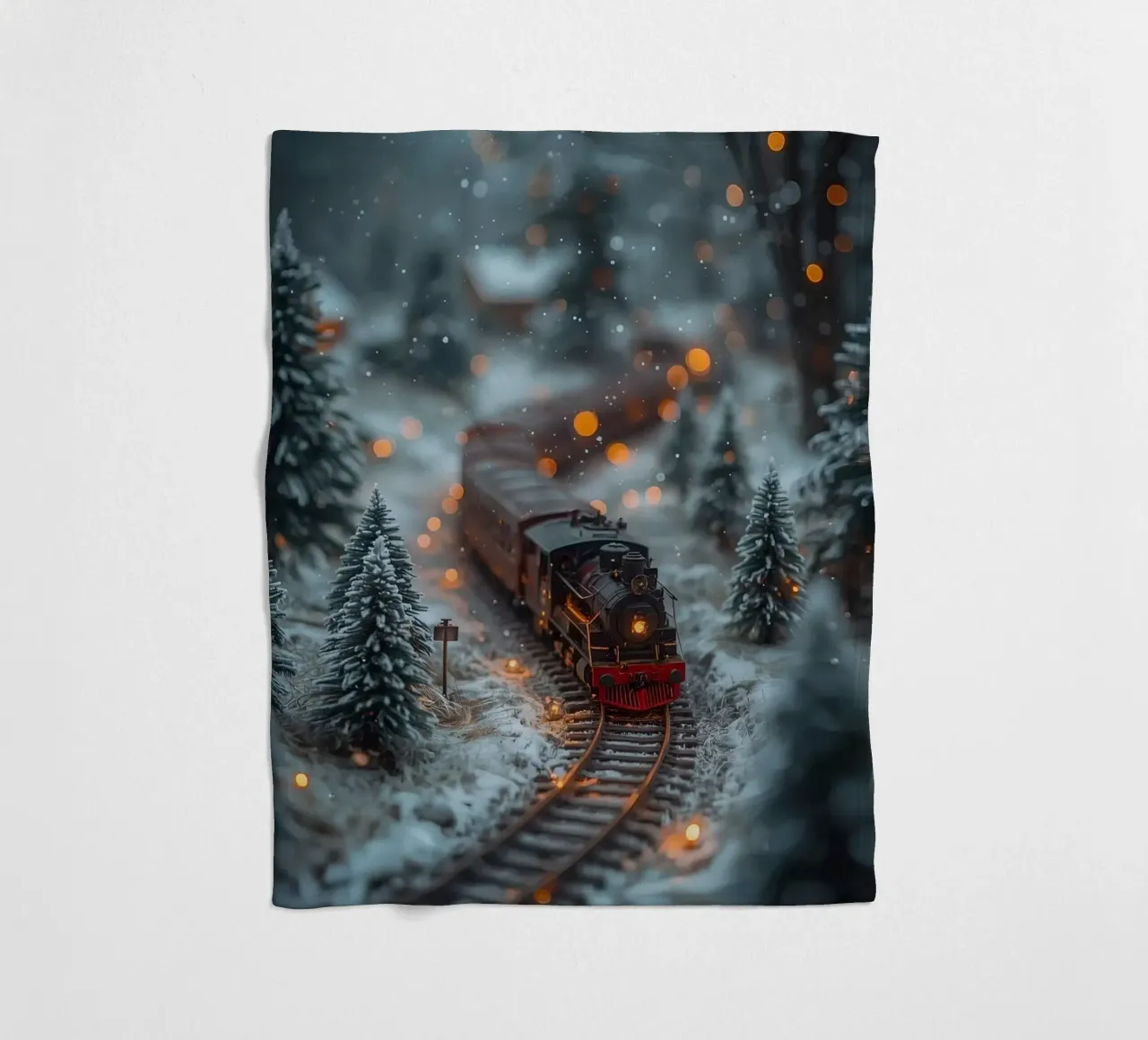 Train à vapeur miniature dans une forêt d'hiver avec des lumières bokeh plaid polaire de DesignDoodle