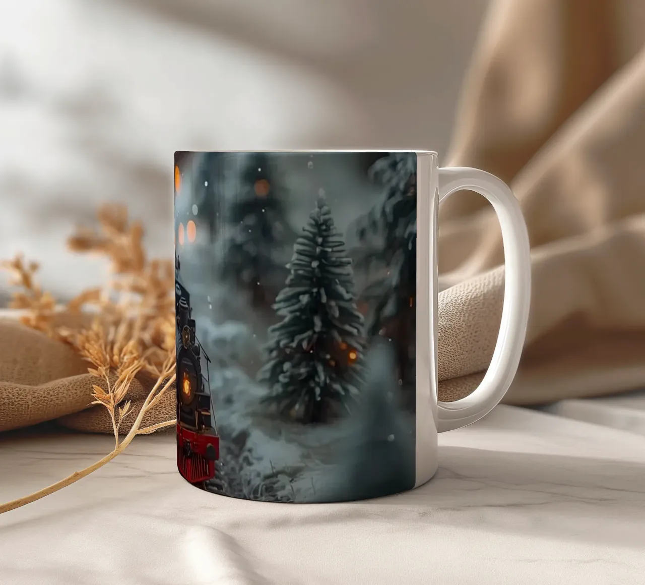 Train à vapeur miniature dans une forêt d'hiver avec des lumières bokeh mug en céramique de DesignDoodle
