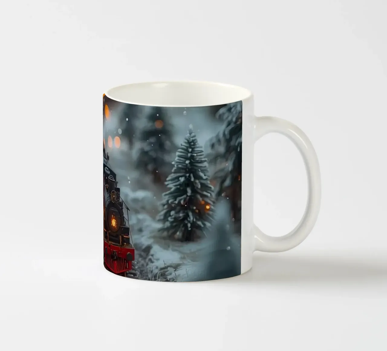 Train à vapeur miniature dans une forêt d'hiver avec des lumières bokeh mug en céramique de DesignDoodle