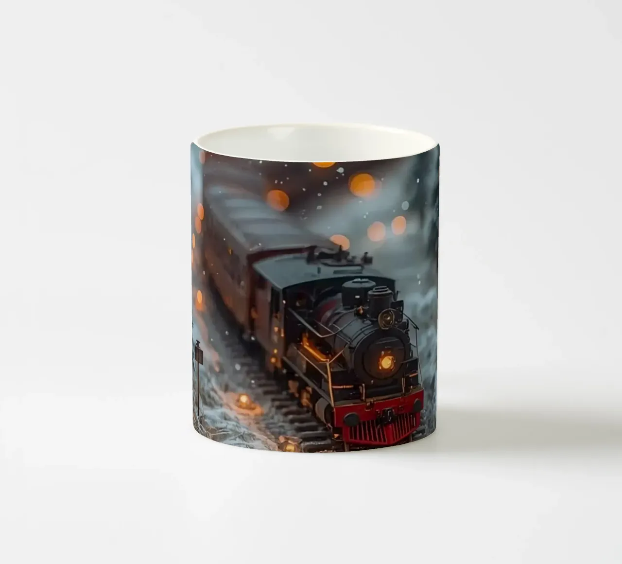 Train à vapeur miniature dans une forêt d'hiver avec des lumières bokeh mug en céramique de DesignDoodle