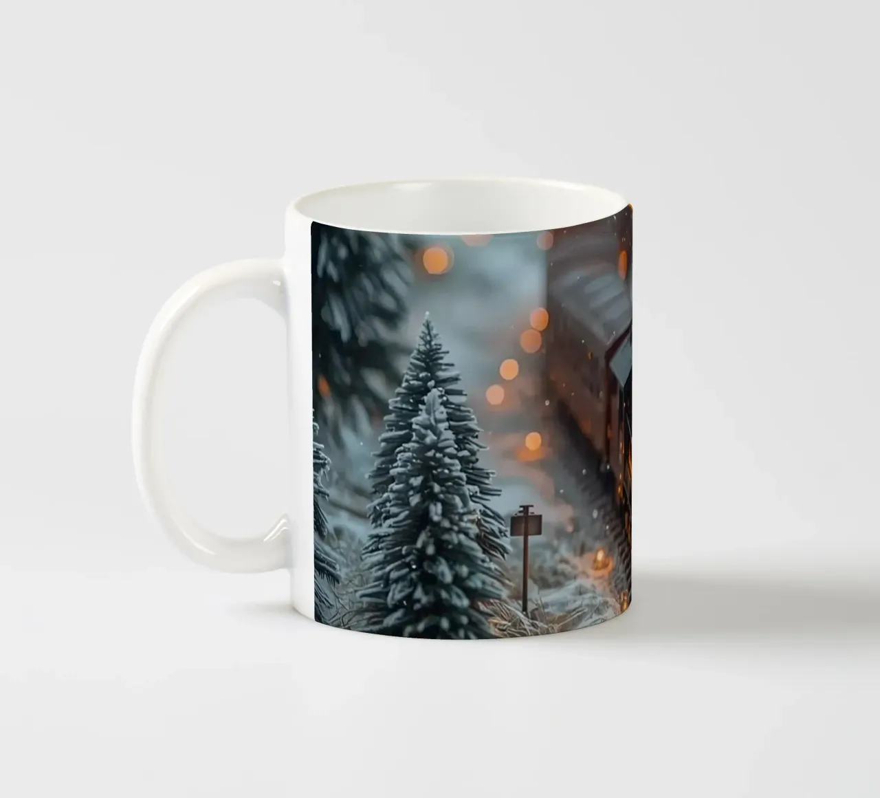 Train à vapeur miniature dans une forêt d'hiver avec des lumières bokeh mug en céramique de DesignDoodle