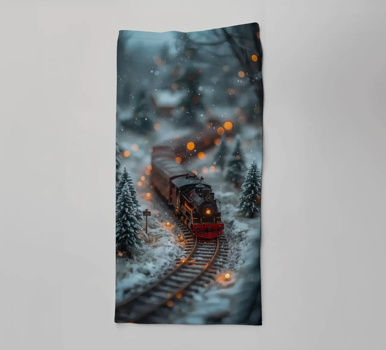 Train à vapeur miniature dans une forêt d'hiver avec des lumières bokeh serviette de bain de DesignDoodle