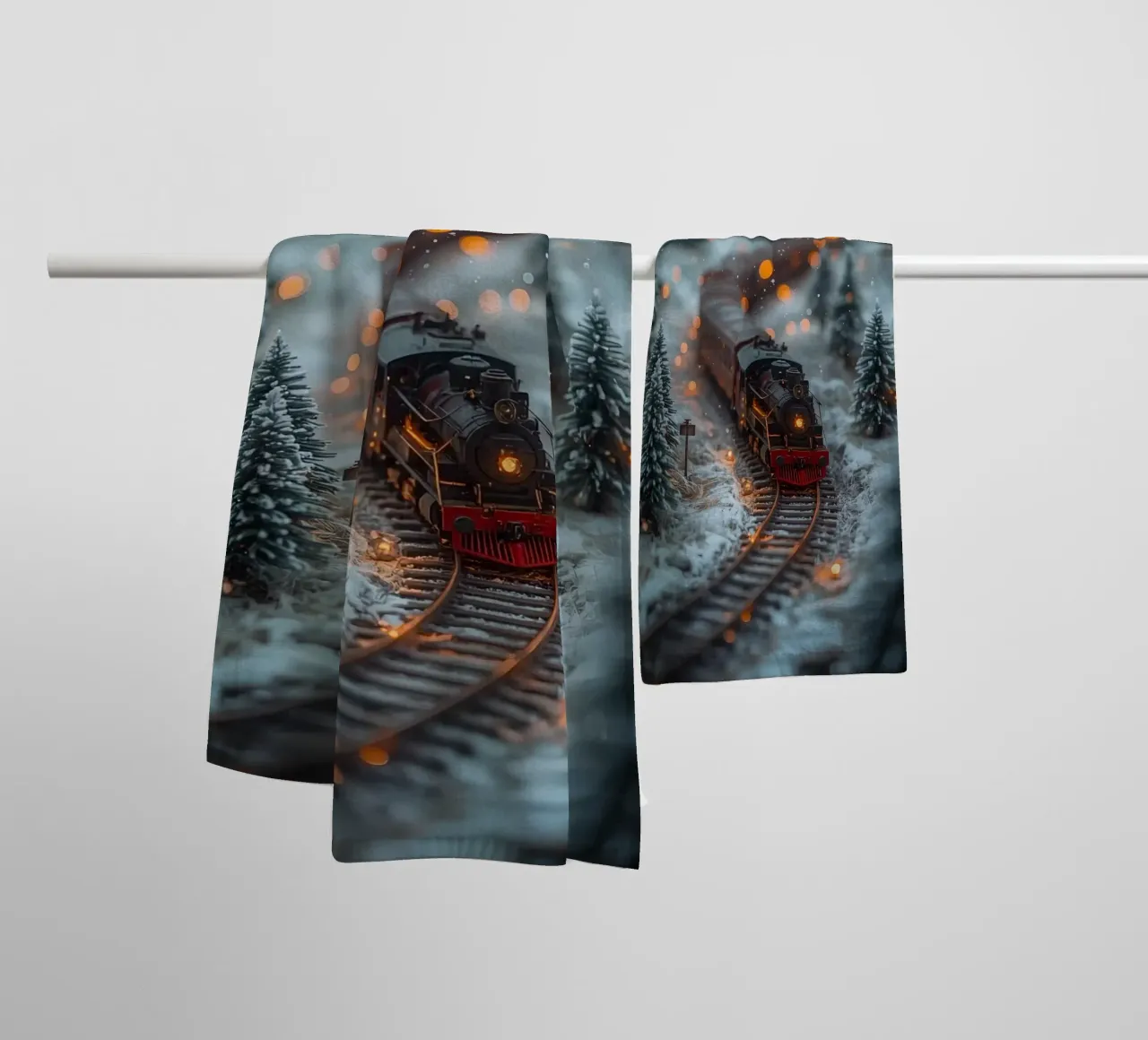 Train à vapeur miniature dans une forêt d'hiver avec des lumières bokeh serviette de bain de DesignDoodle