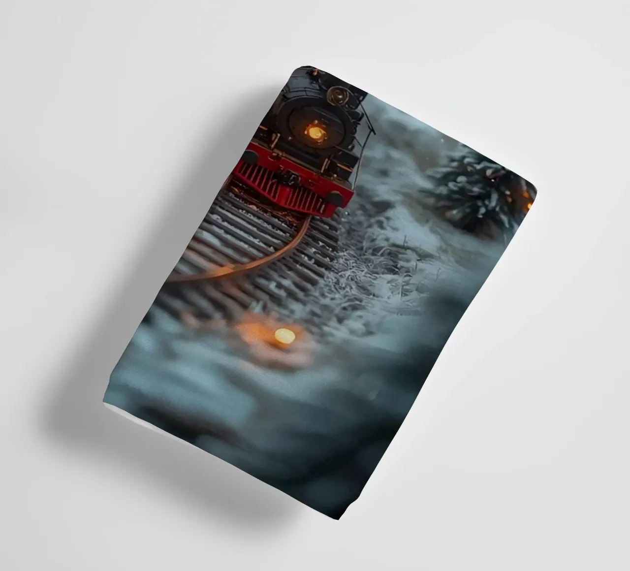 Train à vapeur miniature dans une forêt d'hiver avec des lumières bokeh serviette de bain de DesignDoodle