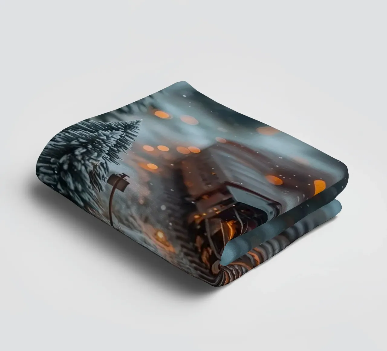 Train à vapeur miniature dans une forêt d'hiver avec des lumières bokeh serviette de bain de DesignDoodle