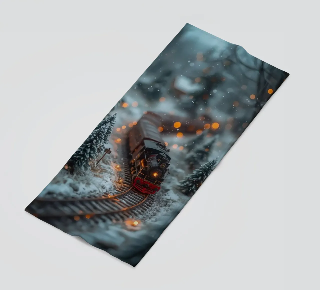 Train à vapeur miniature dans une forêt d'hiver avec des lumières bokeh serviette de plage de DesignDoodle