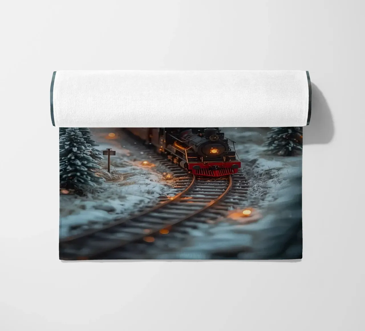 Train à vapeur miniature dans une forêt d'hiver avec des lumières bokeh serviette de plage de DesignDoodle